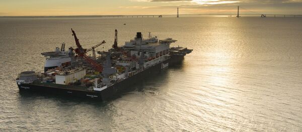 Судно Pioneering Spirit на пути в район укладки газопровода, Северный поток- 2 - Sputnik Молдова