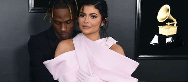 Музыкальный исполнитель Трэвис Скотт и модель Кайли Дженнер на вручении премии Грэмми - Sputnik Молдова