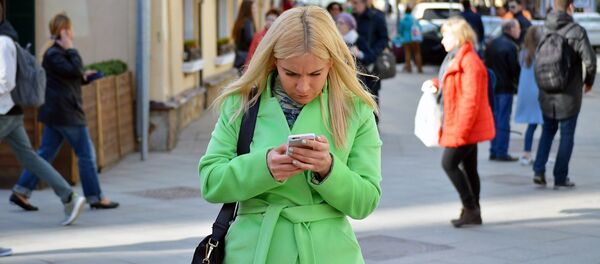 Young woman using a smartphone - Sputnik Moldova-România