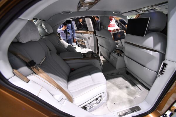 Interiorul automobilului Aurus - Sputnik Moldova