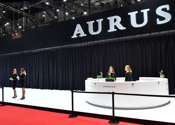 Domnișoarele la panoul informativ al automobilului Aurus, prezentat la Salonul Auto de la Geneva - Sputnik Moldova