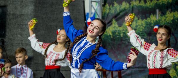 Tinere în costume naționale - Sputnik Moldova