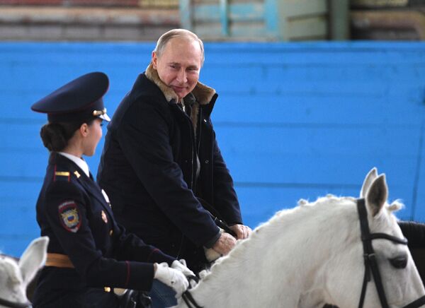 Putin s-a plimbat pe cal sub privirile polițistelor din Moscova - VIDEO Putin s-a plimbat pe cal sub privirile polițistelor din Moscova - VIDEO - Sputnik Moldova-România
