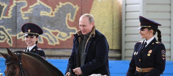 Президент РФ В. Путин посетил 1-й оперативный полк полиции ГУ МВД РФ Президент РФ В. Путин посетил 1-й оперативный полк полиции ГУ МВД РФ - Sputnik Молдова
