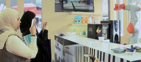 Железная рука вместо официанта: как выглядит робокафе в Дубае - Sputnik Молдова