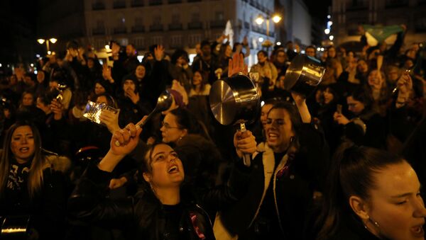 Женщины бьют в кастрюли и сковородки во время акции протеста перед началом общенациональной феминистской забастовки в Международный женский день на площади Пуэрта-дель-Соль в Мадриде - Sputnik Moldova-România