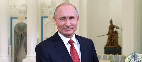 Президент РФ В. Путин поздравил российских женщин с праздником – Международным женским днём Президент РФ В. Путин поздравил российских женщин с праздником – Международным женским днём - Sputnik Moldova-România