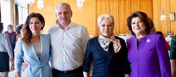 Viorica Dăncilă, Rovana Plumb, Liviu Dragnea la 8 martie Viorica Dăncilă, Rovana Plumb, Liviu Dragnea la 8 martie - Sputnik Moldova-România