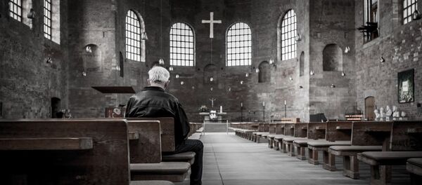 Человек молится - Sputnik Молдова