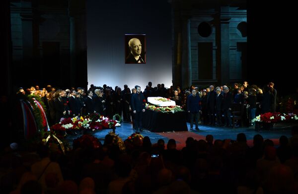 Легендарного актера Владимира Этуша проводили в последний путь овациями - Sputnik Молдова