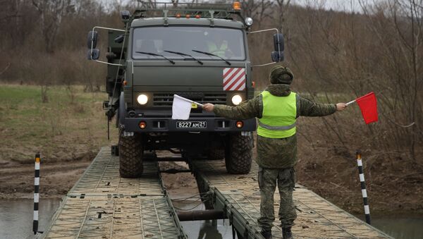 Военнослужащие отряда ликвидации последствий чрезвычайных ситуаций Краснодарского гарнизона ЮВО монтируют тяжелые механизированные мосты ТММ-3М2 во время тактико-специальных учений на полигоне Молькино в Краснодарском крае - Sputnik Молдова
