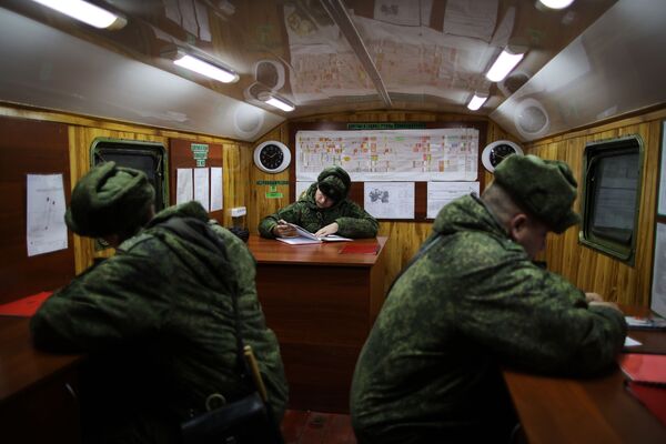 Военнослужащие в командном пункте во время проведения тактико-специальных учений на полигоне «Молькино» в Краснодарском крае - Sputnik Молдова