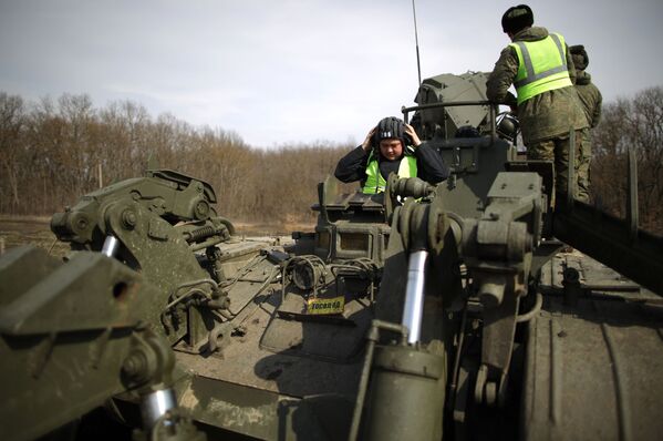 Военнослужащие возле инженерной машины разграждения ИМР-3М во время тактико-специальных учений на полигоне «Молькино» в Краснодарском крае - Sputnik Молдова