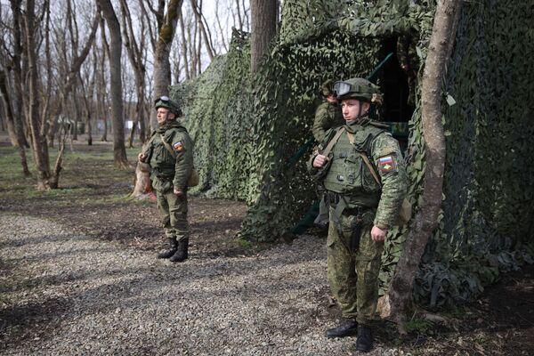Военнослужащие у входа в командный пункт во время проведения тактико-специальных учений на полигоне «Молькино» в Краснодарском крае - Sputnik Молдова