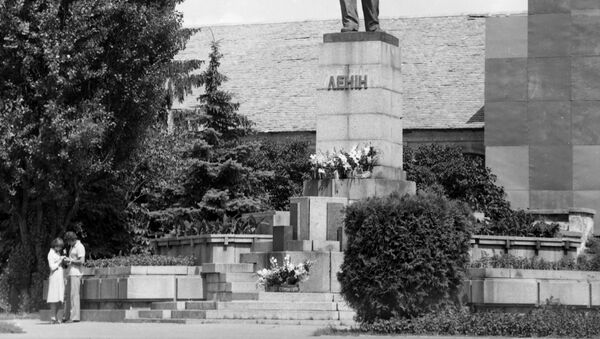 Влюбленные на свидании у памятнику Ленину в городе Белая Церковь, Украинская ССР, 1983 год - Sputnik Молдова
