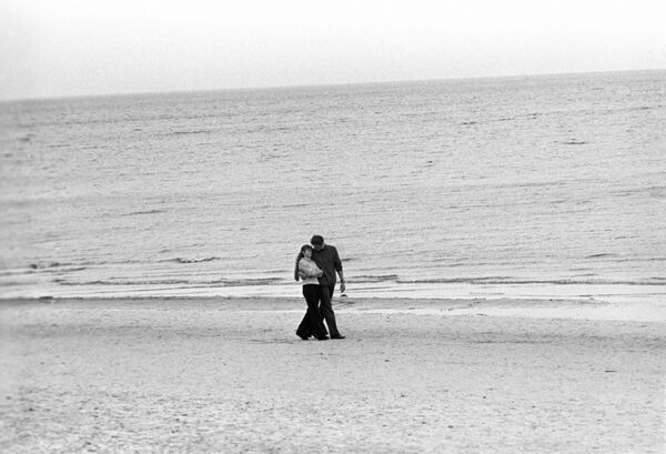 Влюбленная пара на побережье рыболовецкого колхоза Банга, Латвийская ССР, 1974 год - Sputnik Молдова