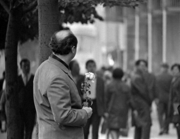 Мужчина с розой на центральной улице Одессы, Украинская ССР. 1970 год - Sputnik Молдова