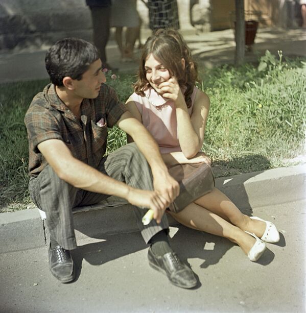 Молодые люди во время прогулки, Армянская ССР. 1969 год - Sputnik Молдова