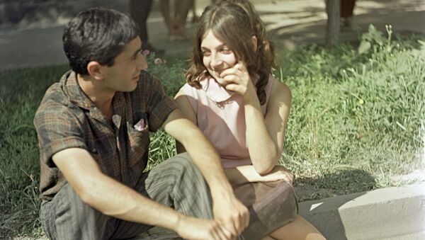 Молодые люди во время прогулки, Армянская ССР. 1969 год - Sputnik Moldova