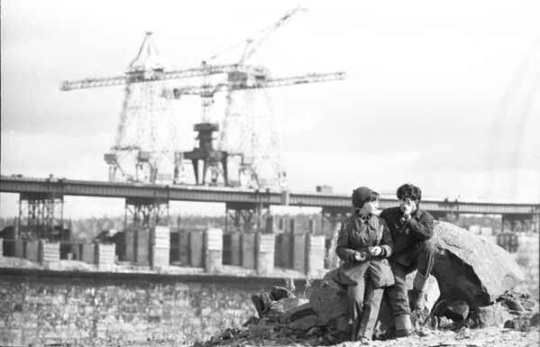 Строители Усть-Илимской ГЭС после работы, 1974 год - Sputnik Молдова