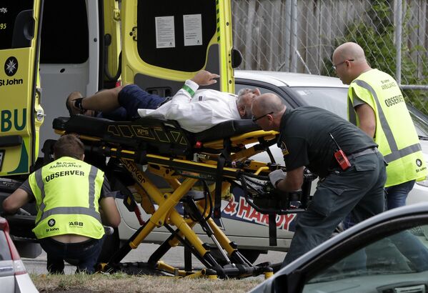 Помощь пострадавшему после стрельбы в мечети Ан-Нур в Крайстчерче, Новая Зеландия  - Sputnik Молдова