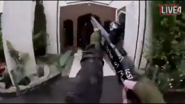 Стоп-кадр из видео, снятого боевиком во время разворачивающейся атаки на мечеть в Крайстчерче, Новая Зеландия - Sputnik Молдова