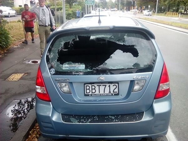 Мужчина звонит по телефону рядом разбитой с машиной возле мечети Ан-Нур в Крайстчерче после обстрела, Новая Зеландия - Sputnik Молдова