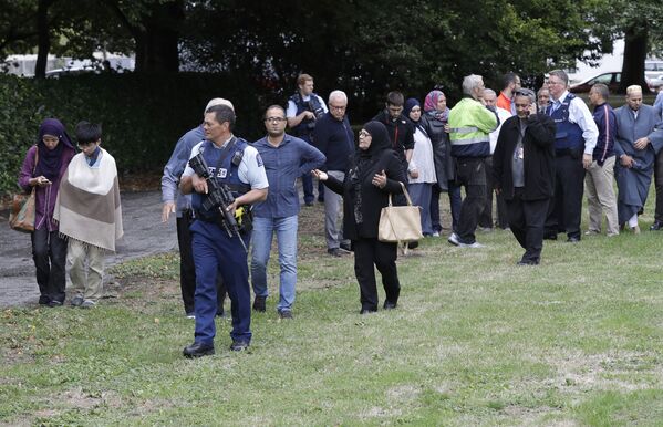Полиция и верующие на месте стрельбы в мечети Ан-Нур в Крайстчерче, Новая Зеландия - Sputnik Молдова