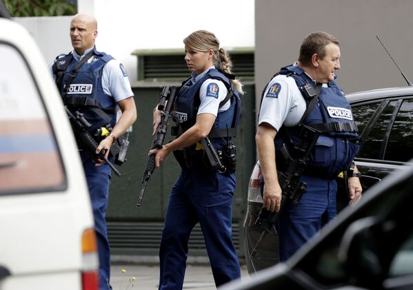 Вооруженные полицейские после стрельбы в мечети Ан-Нур в Крайстчерче, Новая Зеландия - Sputnik Молдова
