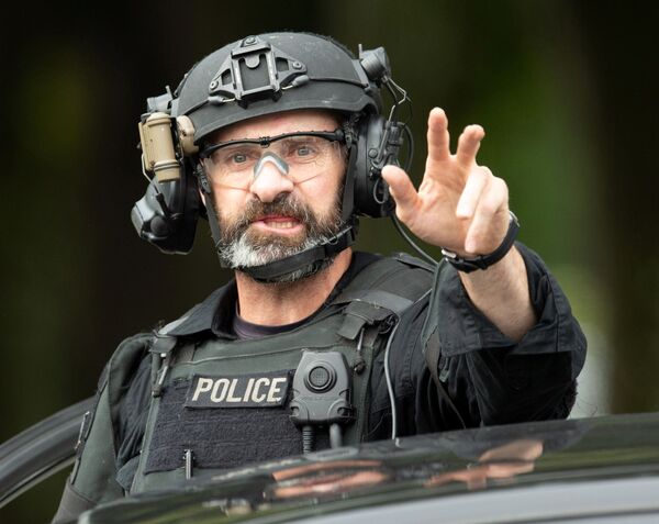 Un combatant din detașamentul cu destinație specială al poliției Noii Zeelande în zona unde s-a produs atacul terorist - Sputnik Moldova