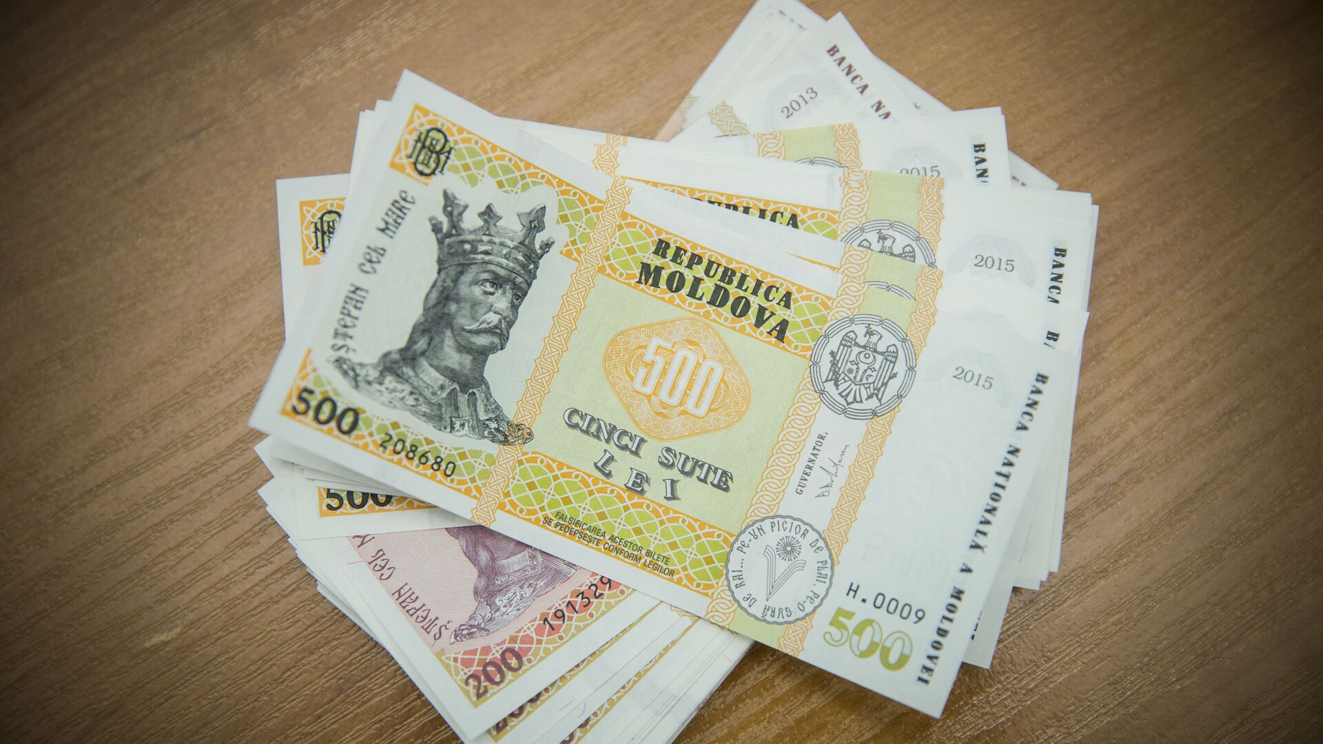 Банкноты номиналом 200 и 500 лей - Sputnik Молдова, 1920, 01.02.2022