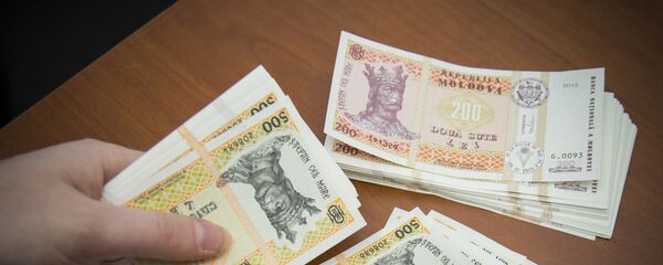 Банкноты номиналом 200 и 500 лей  - Sputnik Moldova