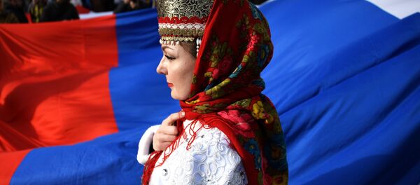 Девушка в национальном костюме во время мероприятий, посвященных 5-й годовщине Общекрымского референдума 2014 года и воссоединения Крыма с Россией, у здания Государственного Совета Республики Крым в Симферополе - Sputnik Молдова