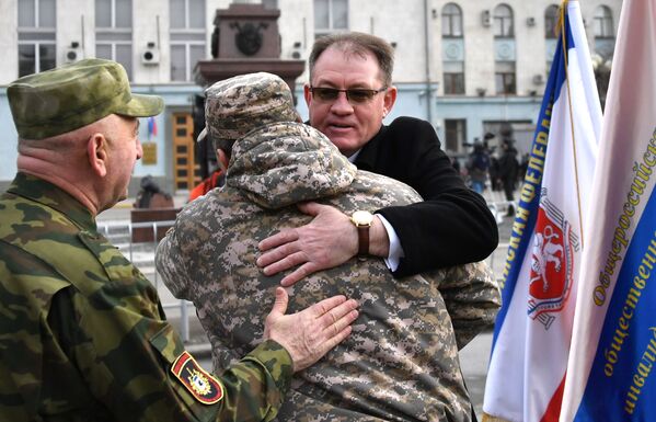 Люди поздравляют друг друга с 5-й годовщиной Общекрымского референдума 2014 года и воссоединения Крыма с Россией на одной из улиц в Симферополе - Sputnik Молдова