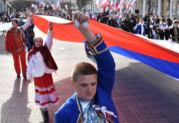 Праздничное шествие, посвященное 5-й годовщине Общекрымского референдума 2014 года и воссоединения Крыма с Россией, на одной из улиц в Симферополе - Sputnik Молдова