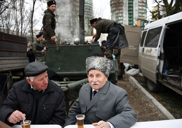 Казаки пьют чай во время празднования 5-й годовщины воссоединения Крыма с Россией в Симферополе - Sputnik Молдова