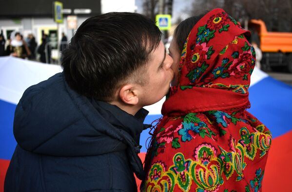 Участники праздничного шествия, посвященного 5-й годовщине Общекрымского референдума 2014 года и воссоединения Крыма с Россией, на одной из улиц в Симферополе - Sputnik Молдова
