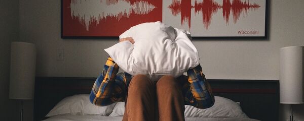 Человек закрылся подушкой, архивное фото - Sputnik Moldova