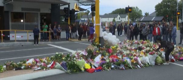 Цветы и свечи в память о жертвах стрельбы в Крайстчерче Цветы и свечи в память о жертвах стрельбы в Крайстчерче - Sputnik Молдова