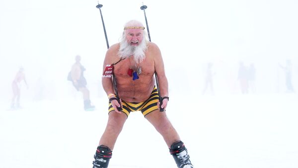 Участник высокогорного карнавала BoogelWoogel-2019 во время массового спуска с горы в купальниках на горнолыжном курорте Роза Хутор в Сочи - Sputnik Молдова