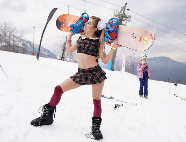 Участница высокогорного карнавала BoogelWoogel-2019 во время спуска с горы в карнавальных костюмах на горнолыжном курорте Роза Хутор в Сочи - Sputnik Молдова