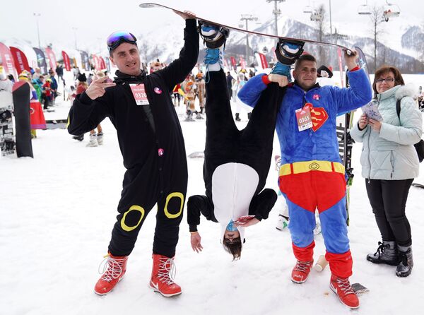 Участники высокогорного карнавала BoogelWoogel-2019 после спуска с горы в карнавальных костюмах на горнолыжном курорте Роза Хутор в Сочи - Sputnik Молдова