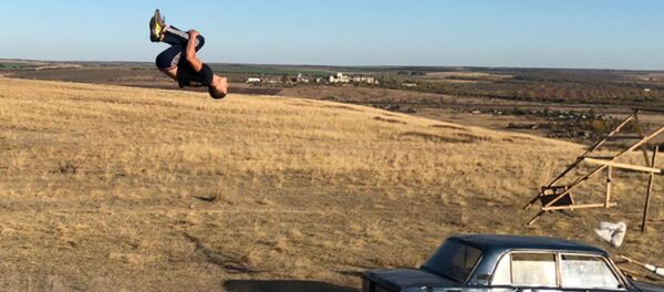 Ростовский каскадер показал смертельный трюк Ростовский каскадер показал смертельный трюк - Sputnik Молдова