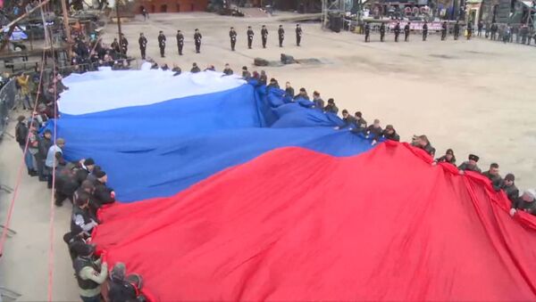 Триколор на Гасфорте: самый большой флаг России развернули в Крыму - Sputnik Молдова