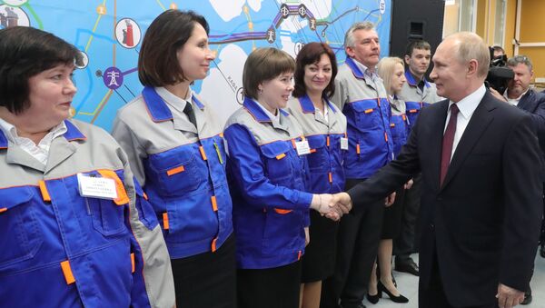 Президент РФ Владимир Путин и сотрудники Балаклавской ТЭС - Sputnik Молдова