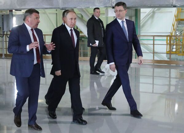 Президент РФ Владимир Путин во время посещения Балаклавской ТЭС - Sputnik Молдова