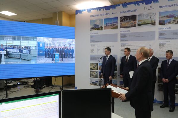 Президент РФ Владимир Путин на церемонии ввода в эксплуатацию Балаклавской ТЭС, а также Таврической ТЭС и подстанции Порт в Тамани в режиме видеоконференции - Sputnik Молдова