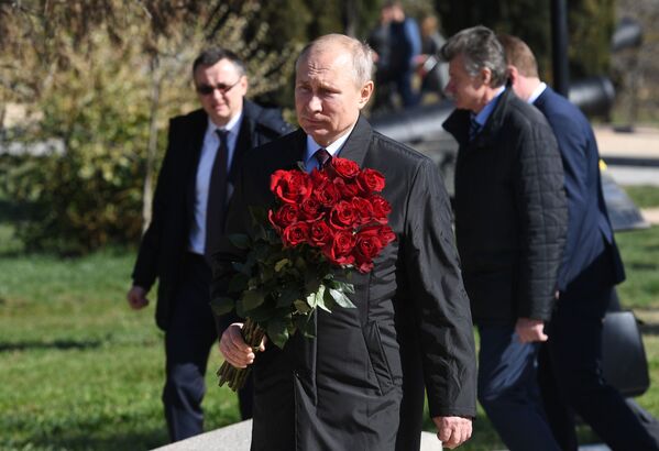 Президент РФ Владимир Путин во время посещения мемориального комплекса Малахов курган в Севастополе - Sputnik Молдова