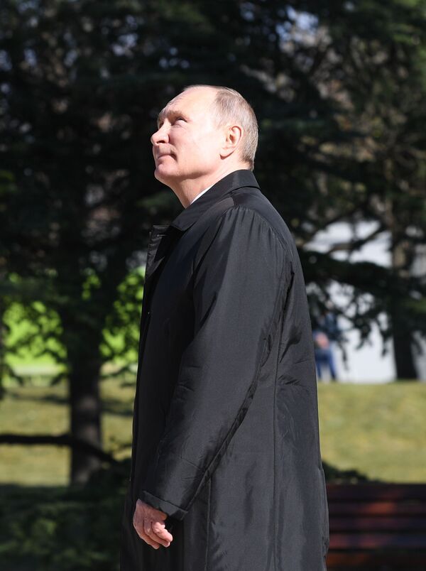 Президент РФ Владимир Путин во время посещения мемориального комплекса Малахов курган в Севастополе - Sputnik Молдова