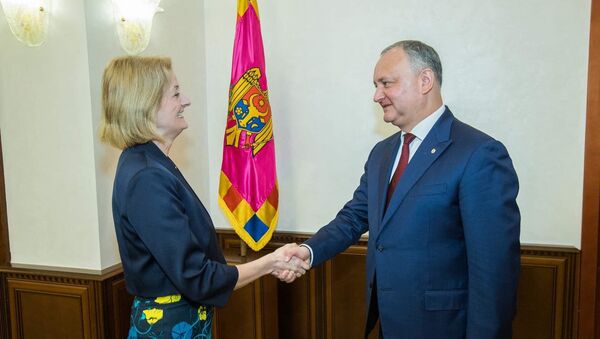 Igor Dodon și ambasadorul Marii Britanii la Chișinău, Lucy Joyce - Sputnik Moldova
